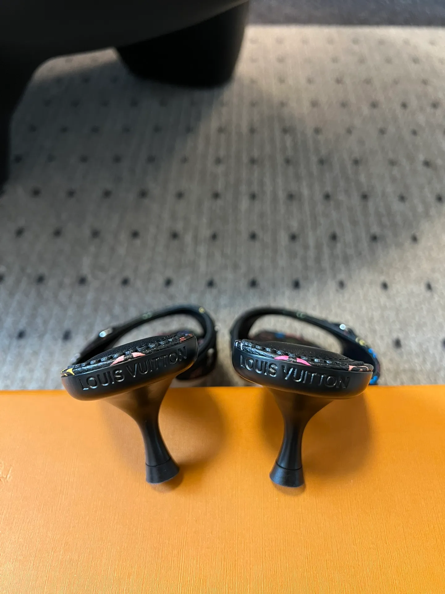 👟👟Ex-factory price 480👟👟 * 25ss spring and summer new style black and white three-color cat-heeled flat sandals. It is difficult not to doubt whether it borrowed from the Tang Dynasty's Tang Sancai as a basis and innovated it into the classic LV logo. It used color and the large area of ​​the upper as a contrast to create a white or black three-color element style on the upper, creating another classic style! Super greasy on feet! Indescribable fashion! It’s easy to match every day, and it’s very relevant to the changes and development of the times! Kitten heels are super easy to wear and give your feet a full summer vibe! Material: Original customized fabric Lining: Cow lining Outsole: Genuine leather outsole imported from Italy Shoe size: 35-41 (40.41 customized non-returnable